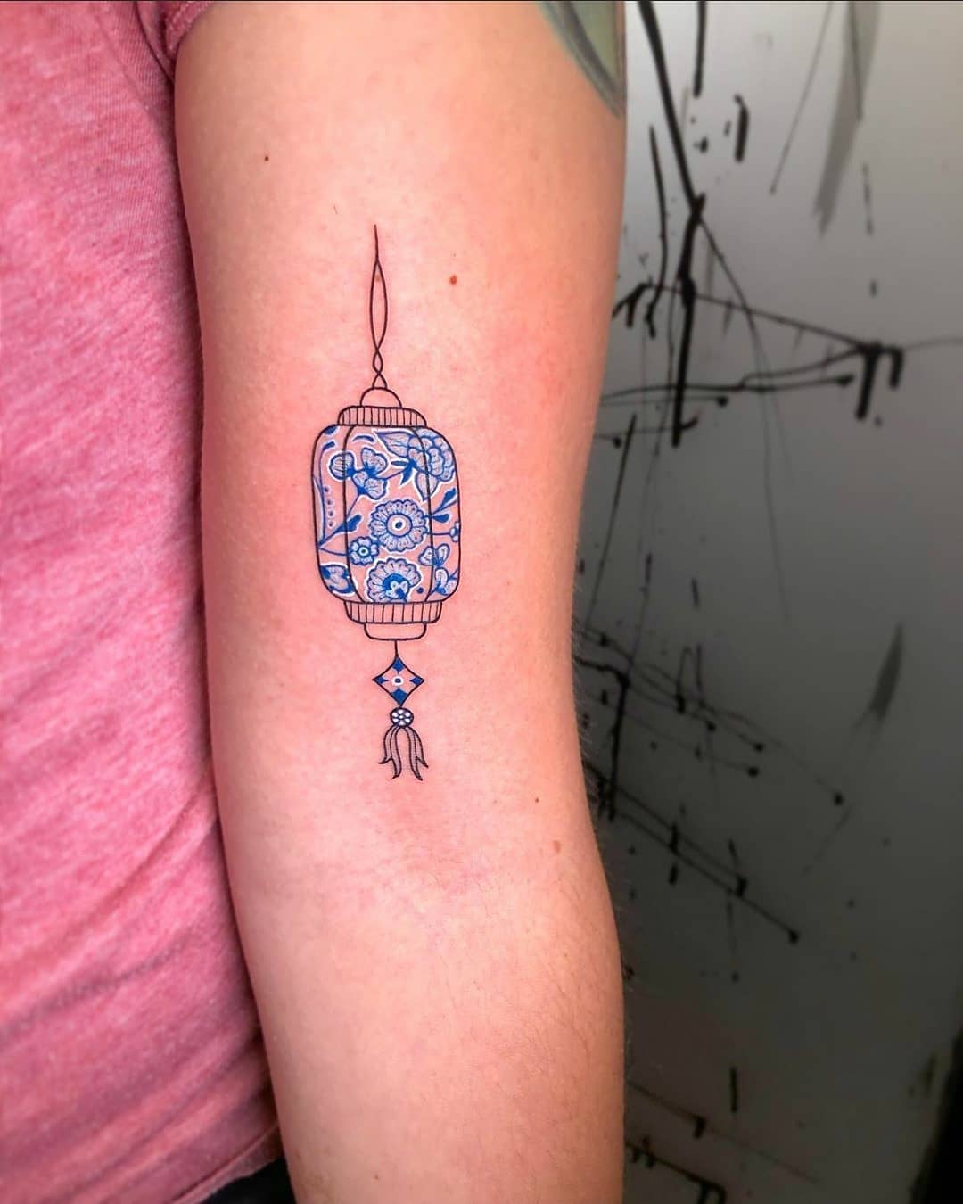 Another wee lantern from Noemi's flash! Thanks so much for all the interest in these designs!!!! As Noemi is fully booked until July she has stopped taking new appointments, however the odd cancellation spot does crop up from time to time. 
