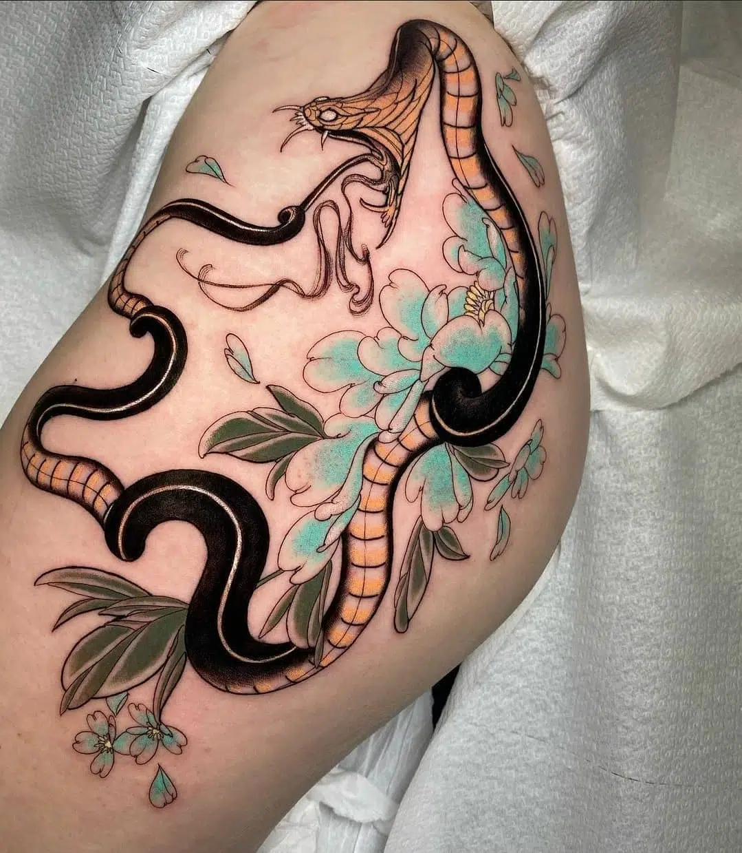 An original take on an ouroboros by the half Dutch half Brazilian bombshell Maiza Van Bommel. Huge respect to Charlotte for sitting through this session without flinching.