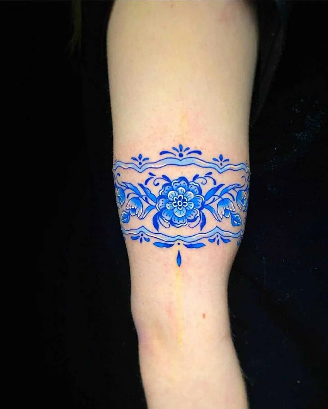 Wrap around porcelain arm band for Beth! Thanks so much for the trust! Tattoo by Noemi!
noemi_tattoo                         