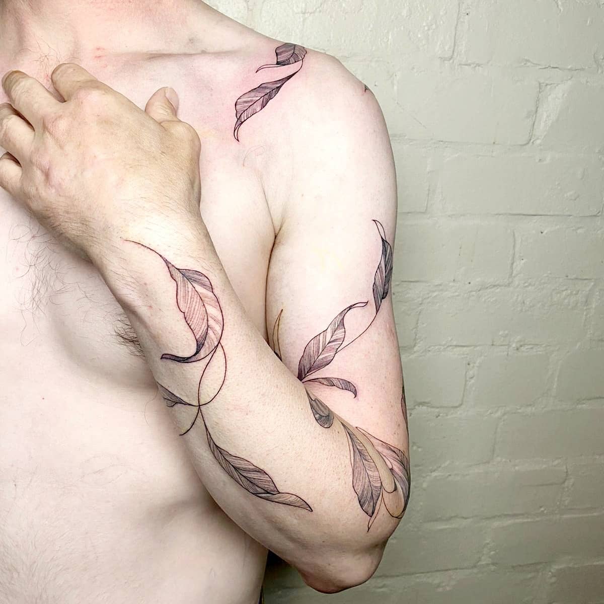 Some delicate, fineline leaves for Daniels very first tattoo! Thanks so much for coming! Tattoo by the Mix Madame of styles Noemi!
noemi_tattoo                 