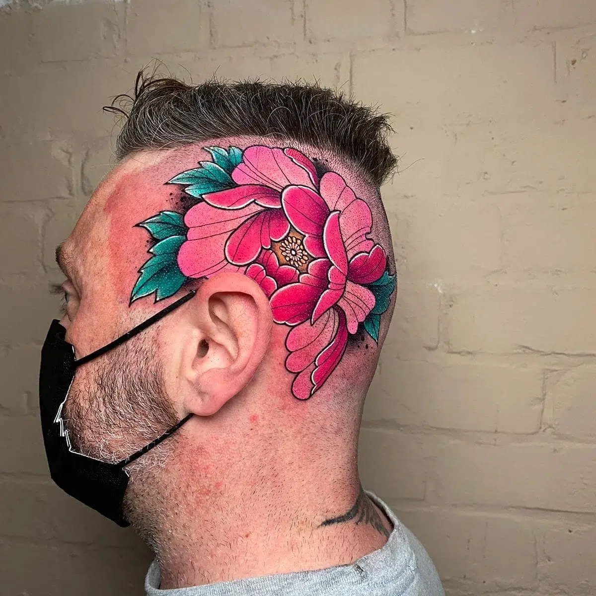 A peony on the napper for Rossco rosscotattoos always a pleasure tattooing fellow tattoo artists. Stunning work as always by Noemi noemi_tattoo always up for different styles- she's not a one trick peony 🥁

                 