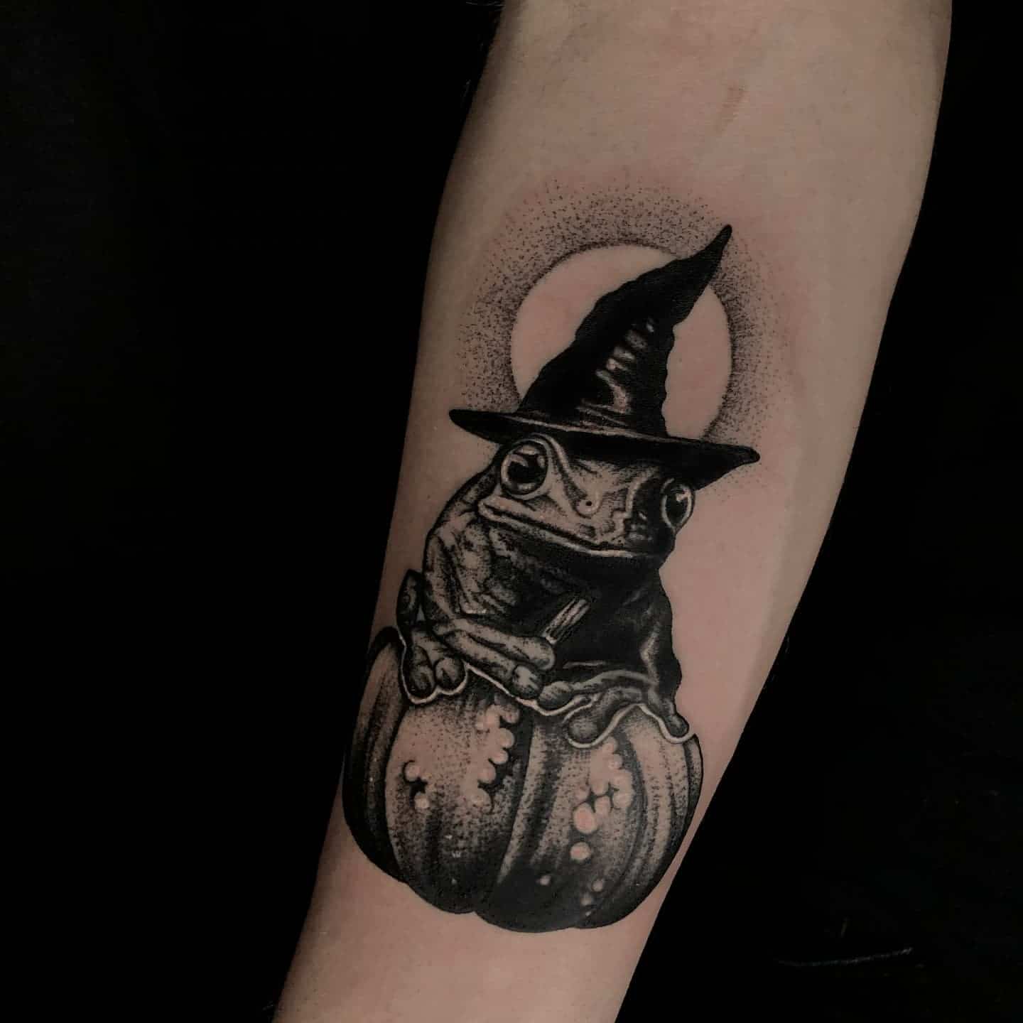A toad in a witches hat sat on a pumpkin... fab choice for a first tattoo! Thanks so much for coming Jordan! Tattoo by Liz 🖤

lizminellitattoo           