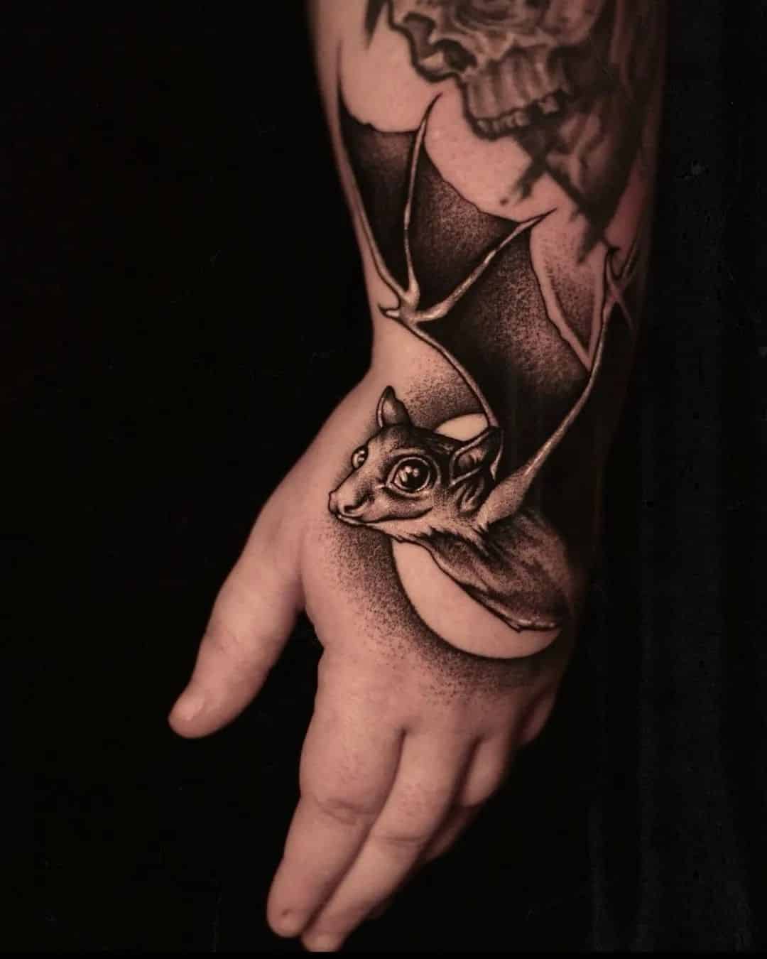 The cutest of bats on Jades hand. Tattoo by Liz!

lizminellitattoo 

                