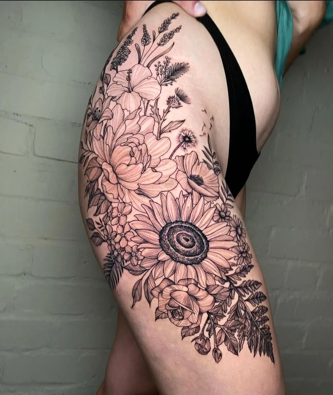 Hip to thigh florals by Noemi, taking a wee break from the colours! Love this piece!
noemi_tattoo 

               