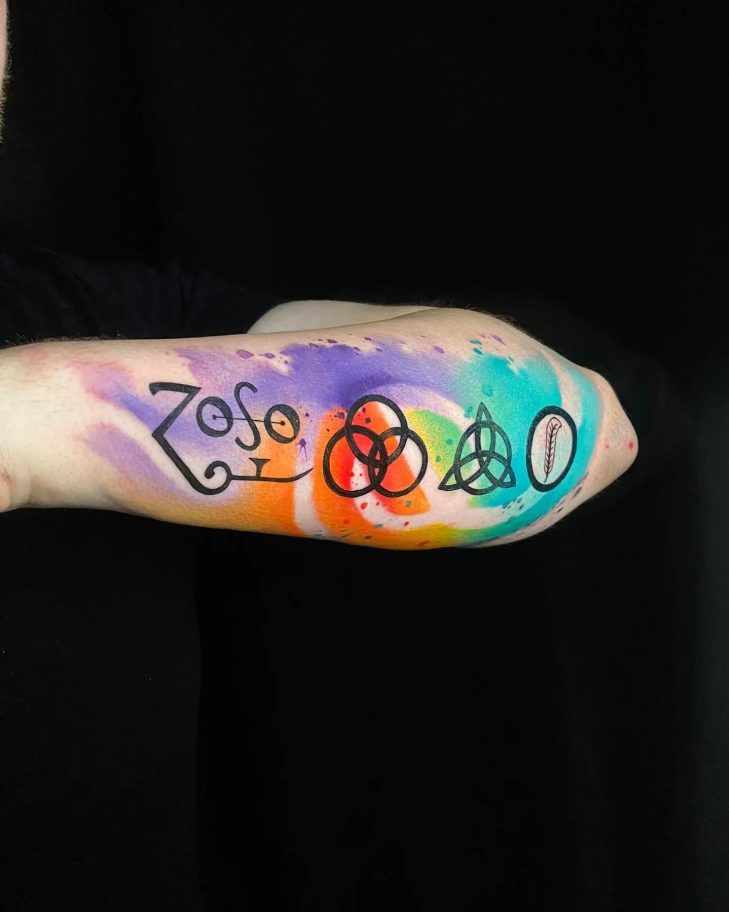 Led Zep watercolour by Noemi! Fun fact- Robert Plant was recently given the boot from our favourite local watering hole royaloakedinburgh for being a walloper. If you're ever visiting Edinburgh pop into see the fab humans that work and jam there, always a fun night!

noemi_tattoo 

Done using:
dragonhawkofficial 
kurosumitattooink 
unigloves
Equipment supplied by our sponsors
magnumtattoosupplies.uk 

totaltattoo 
uktta 
ledzeppelin 

                     