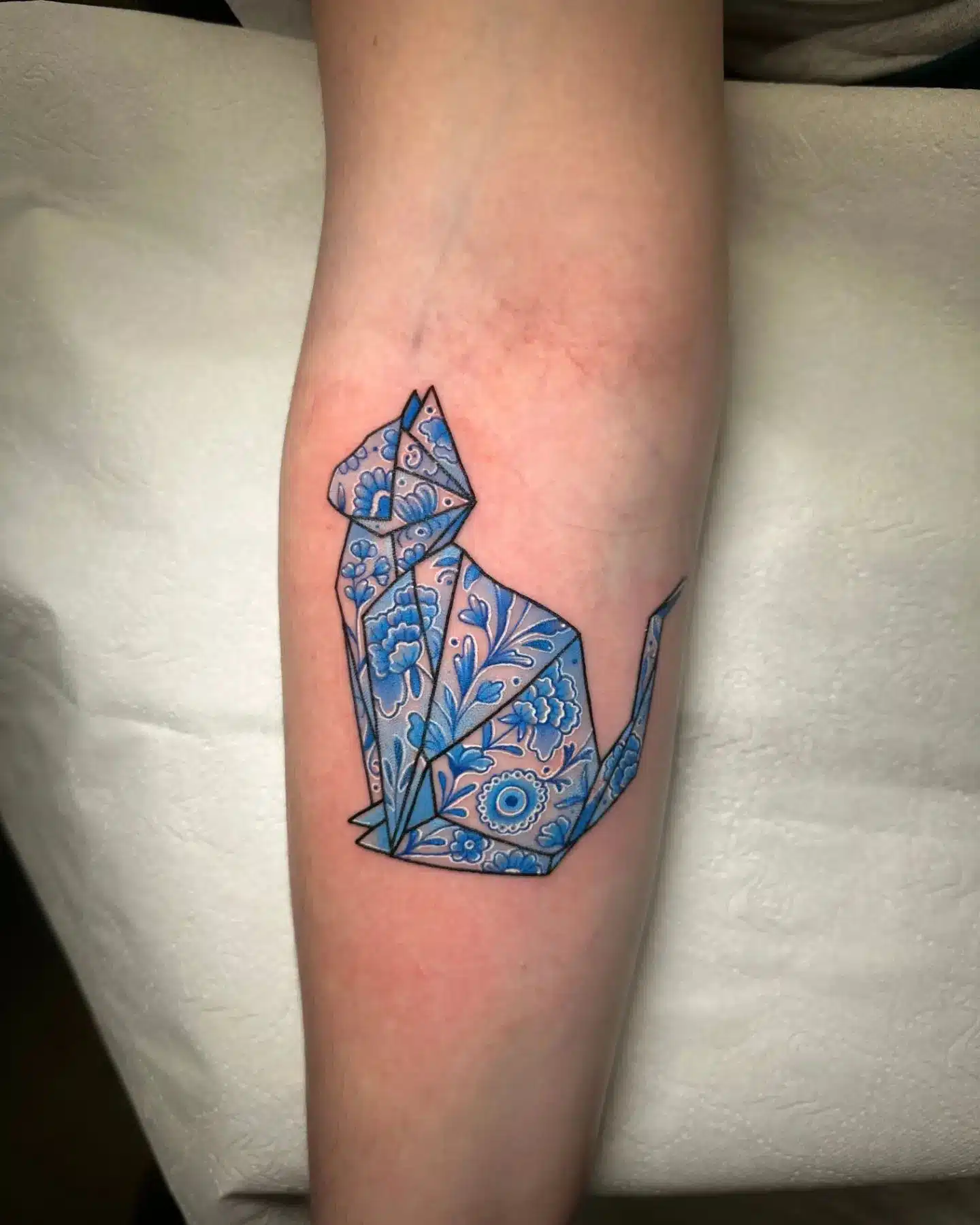 Origami porcelain cat by Noemi for lovely Sarah!
noemi_tattoo

Supplies by our sponsors:
magnumtattoosupplies.uk

Done using:
dragonhawkofficial
worldfamousink
allegoryink 
unigloves 

               uktta tattoosnob     