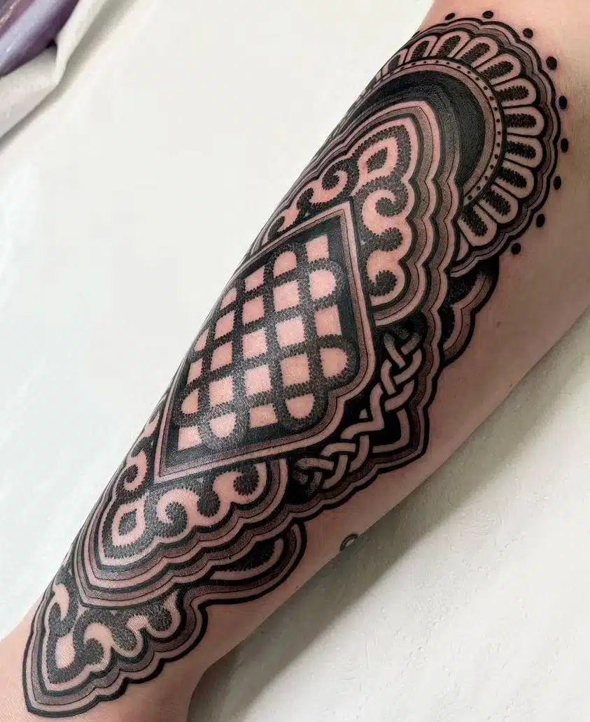 Incredible Celtic inspired ornamental forearm piece by El Capitan for Eirin. Absolutely stunning.
enriquevemu 

Sponsored by:
magnumtattoosupplies.uk
yayofamilia 

Done using:
dankubin
allegoryink
unigloves

               totaltattoo  