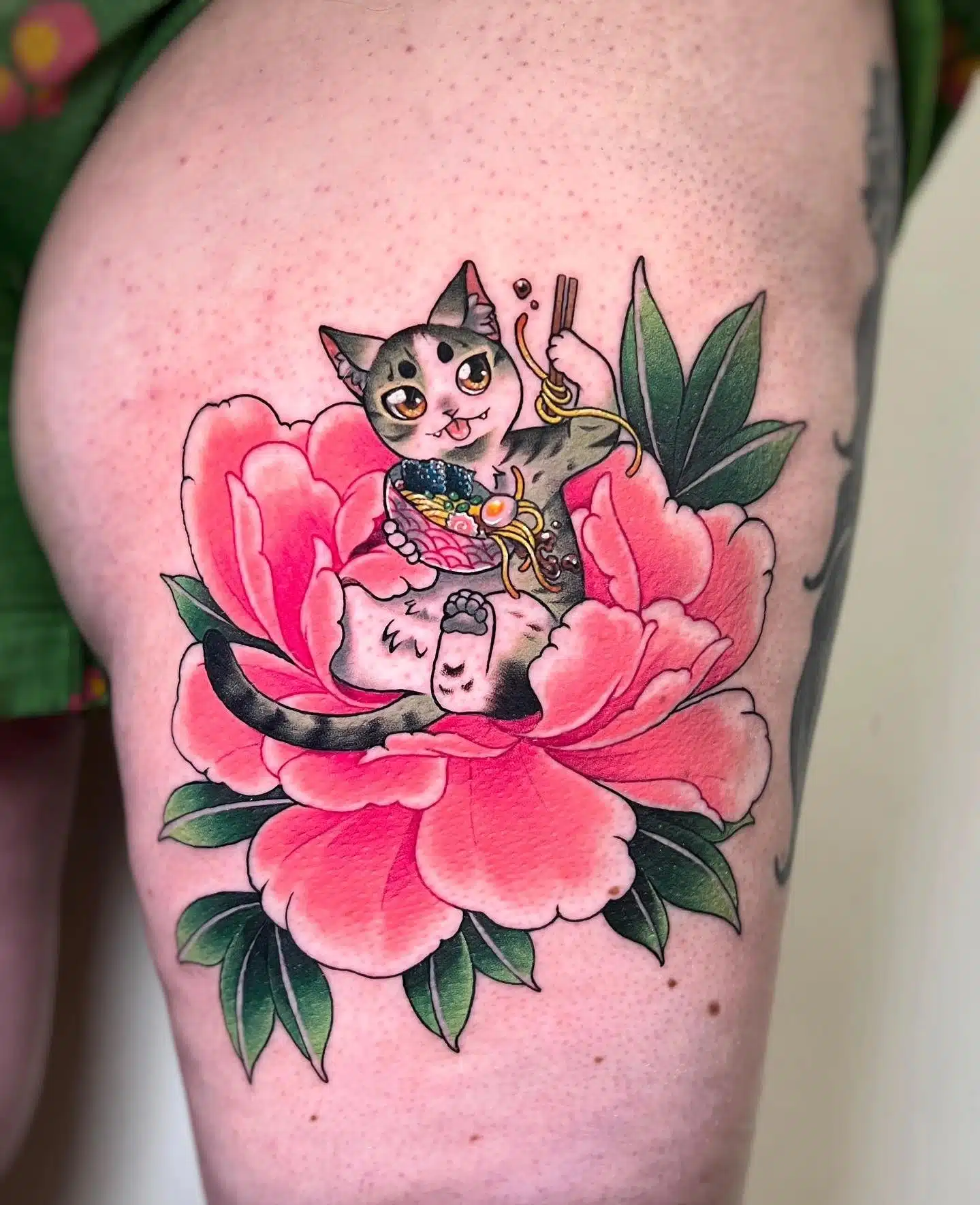 Vicky's wee kitty on a flower with a bowl of ramen! Lovely stuff by our Mini Disco Nat.
naaat.j 

Made with supplies from our sponsors:
magnumtattoosupplies.uk
yayofamilia
with a beautiful pink dankubin
And the  best colours in the business eternalink 

             