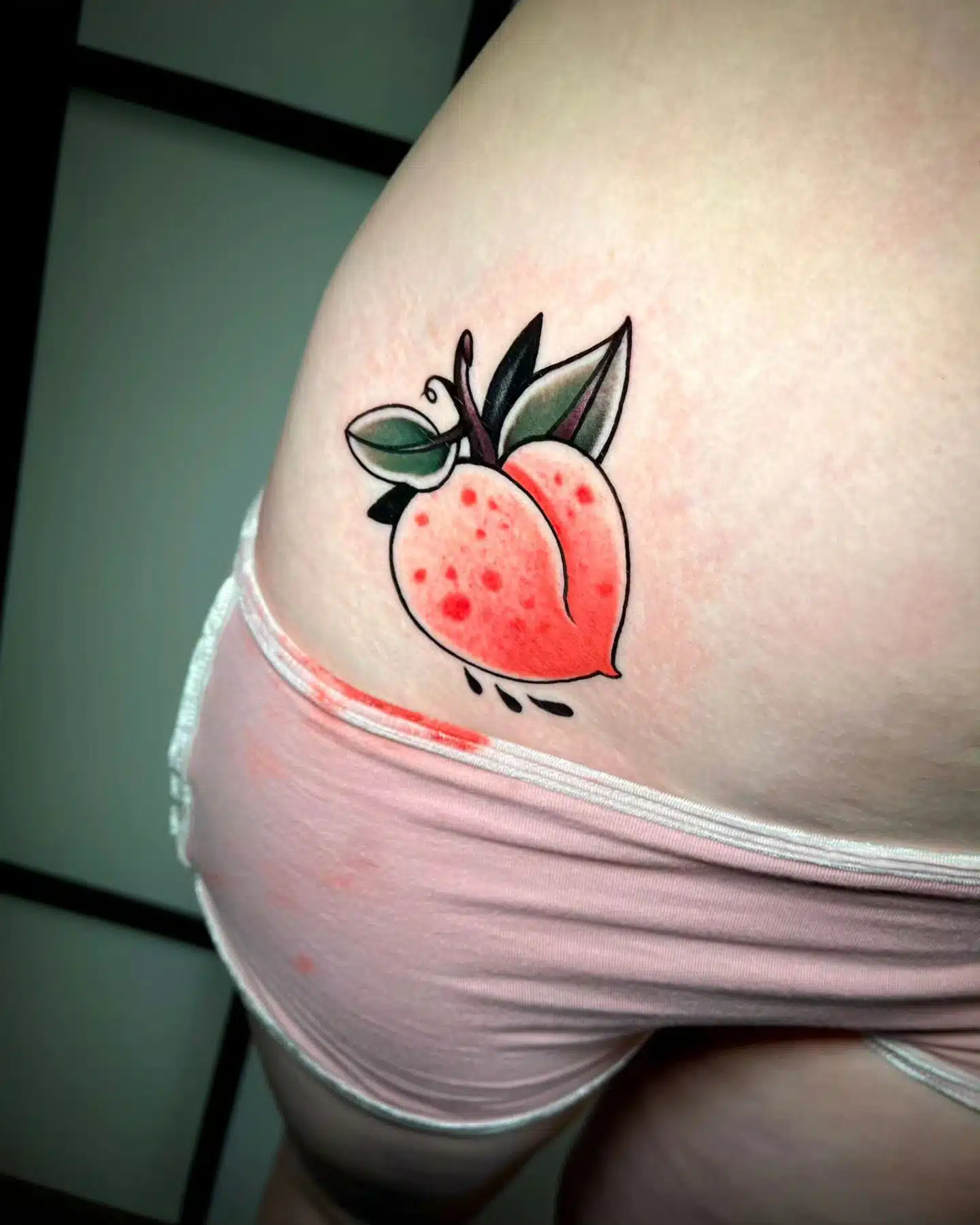 Peachy work by El Capitan for Tasha. Had so much fun with this one- who knew there are so many banging songs about peaches, and rightly so. Top tier fruit.
enriquevemu 

Supplies from our sponsors:
magnumtattoosupplies.uk 
 
yayofamilia 
 

Done using:
martin.pintos.pintos 
 
eternalink 
 

          
totaltattoo 