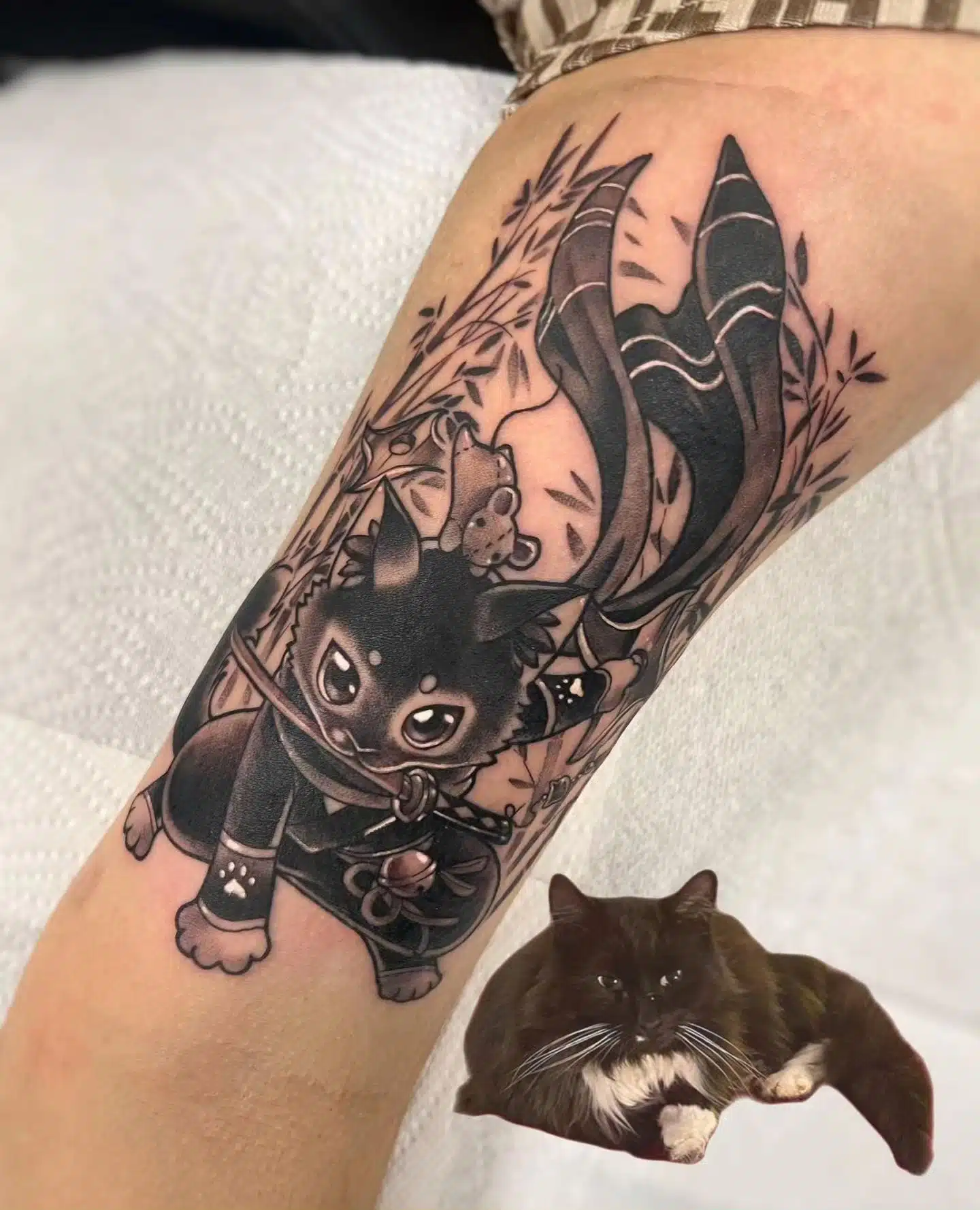 Ninja cat! 
Lovely stuff by Nat (included a wee pic of Sylvia's wee cat the tattoo is based on). 

Done using:
A very pink dankubin 
Some very dark allegoryink 
Some quality product from yayofamilia 

                